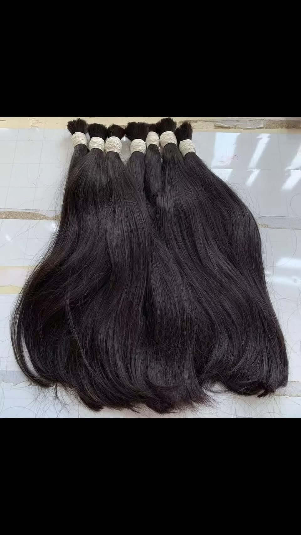 Extensiones de Medias trenzas 100gr for instant length and fullness, showcasing beautiful, shiny black hair.