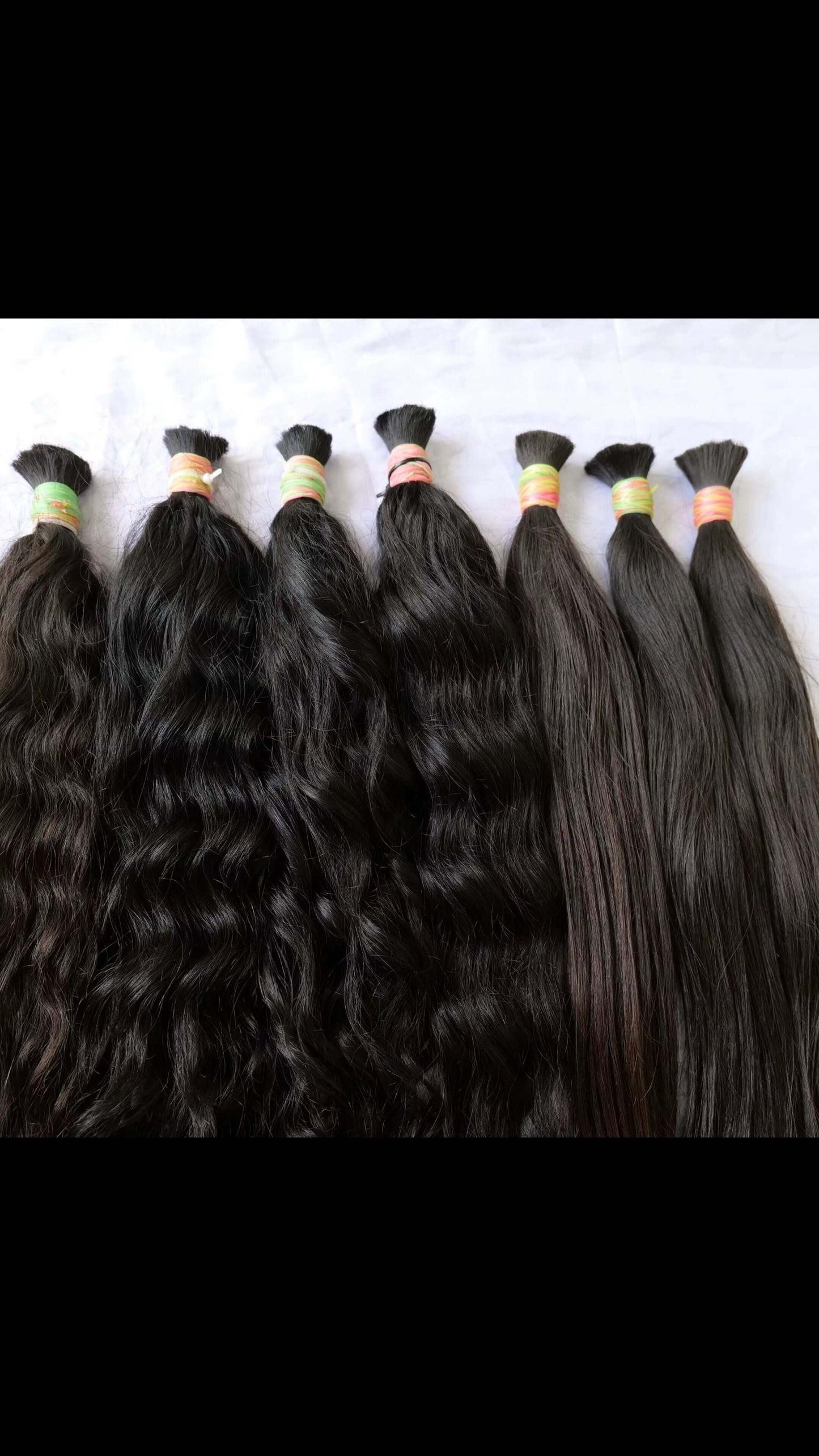 Lustrous hair extensions showcasing different textures and lengths, ideal for transforming your look with Extensiones de Medias trenzas 100gr.